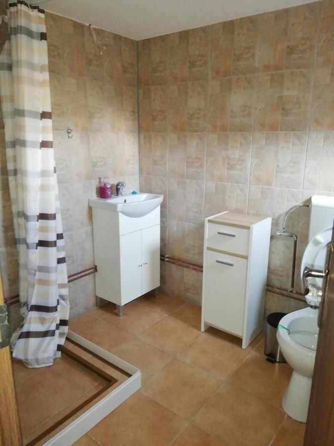 Imado Vendeghaz Lägenhet Cernat Exteriör bild
